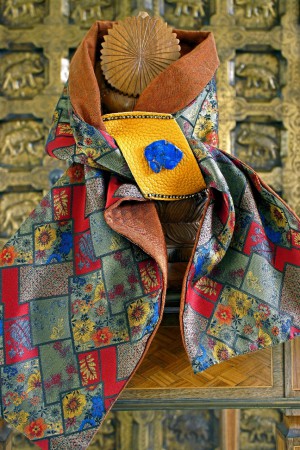 Brocart géométrique doublé matelassé, cuir togo jaune, cristal et Jaspe impérial